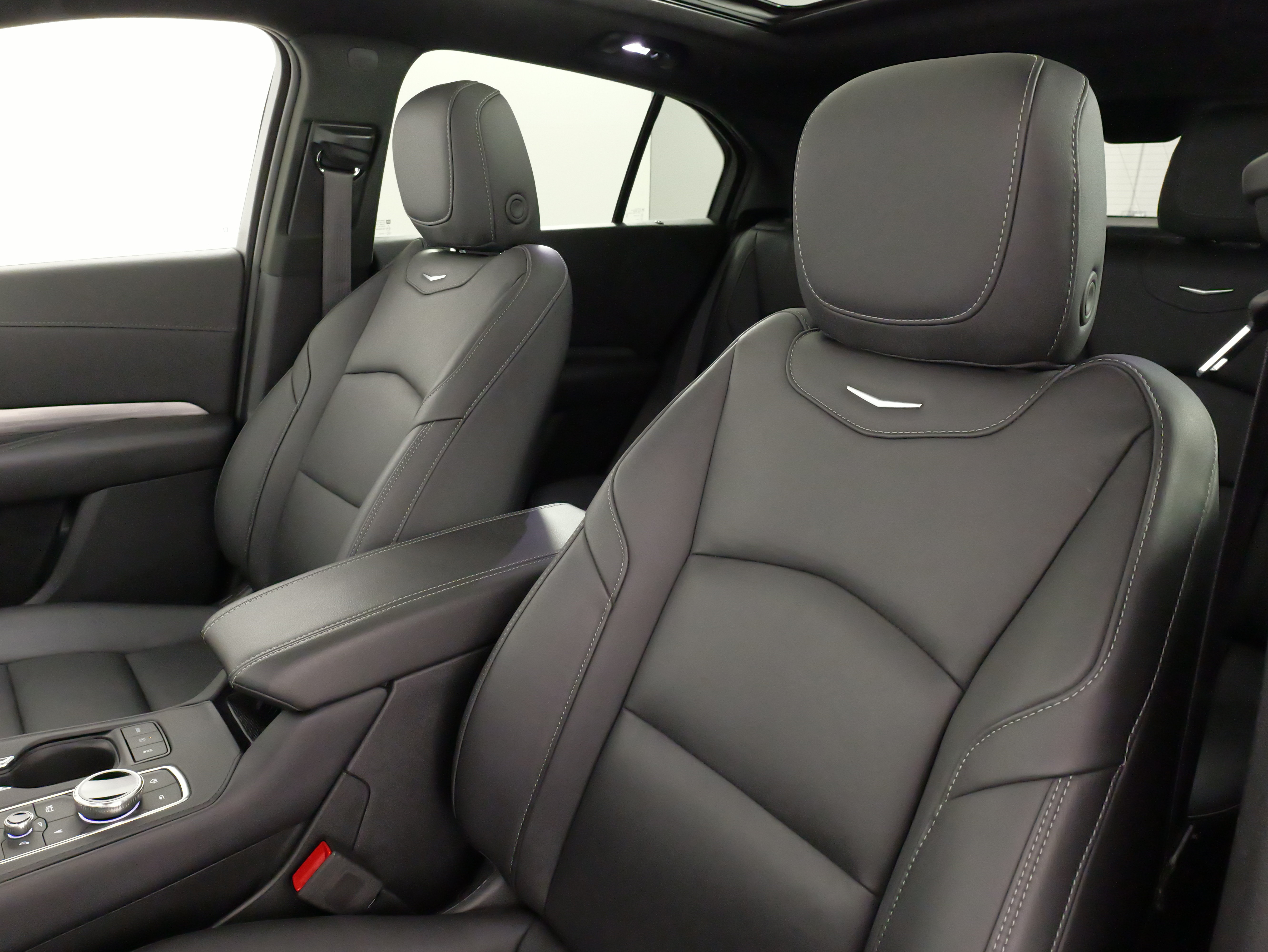Used 2024 Cadillac XT4 Premium Luxury w/ Cold Weather Package AWD/4WD image 30
