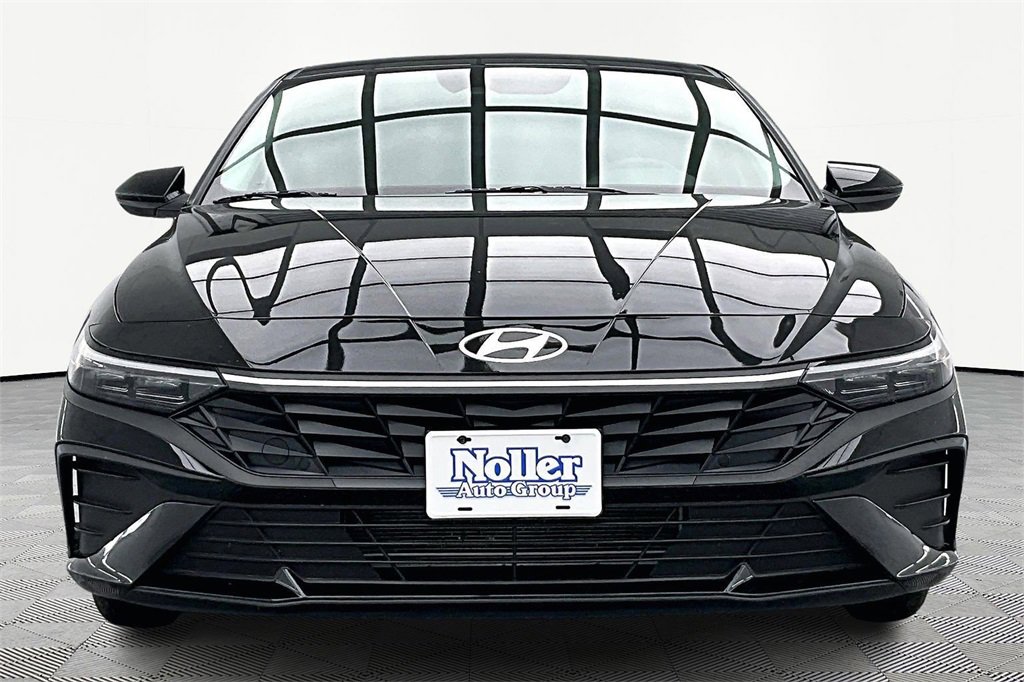 Used 2025 Hyundai Elantra SE image 3