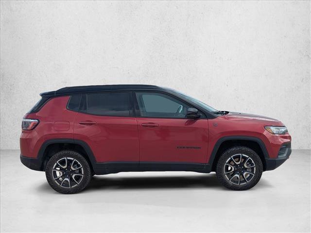 Used 2025 Jeep Compass Trailhawk image 4