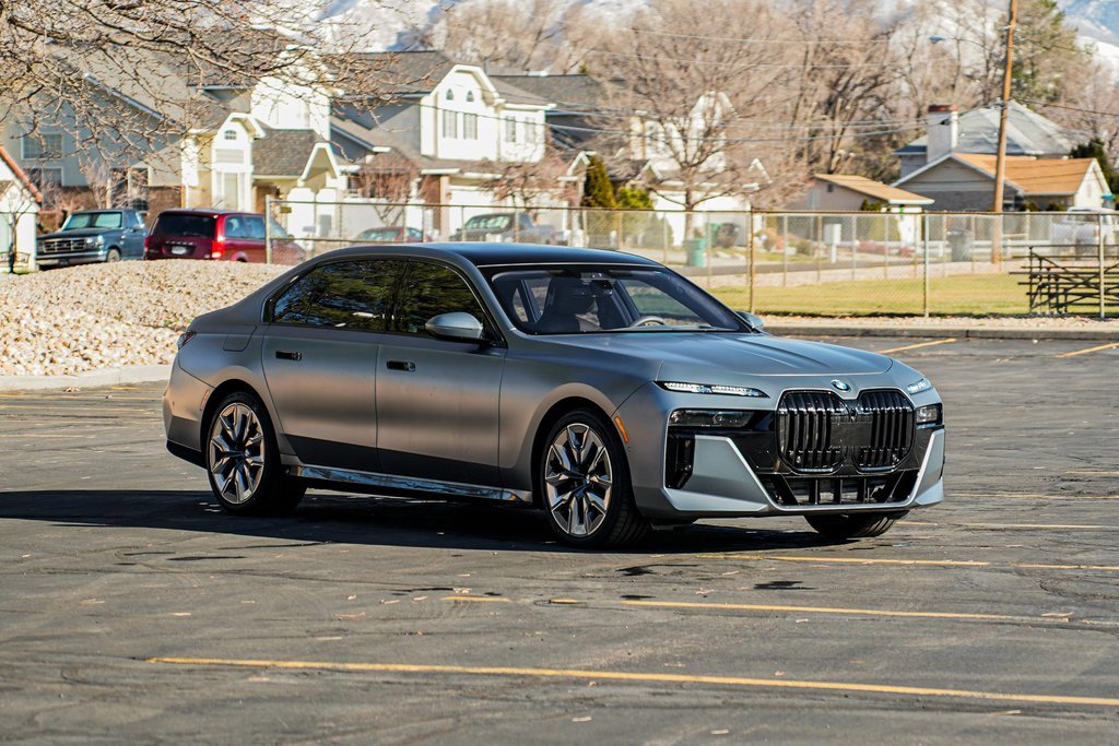 Used 2023 BMW 760i xDrive image 3