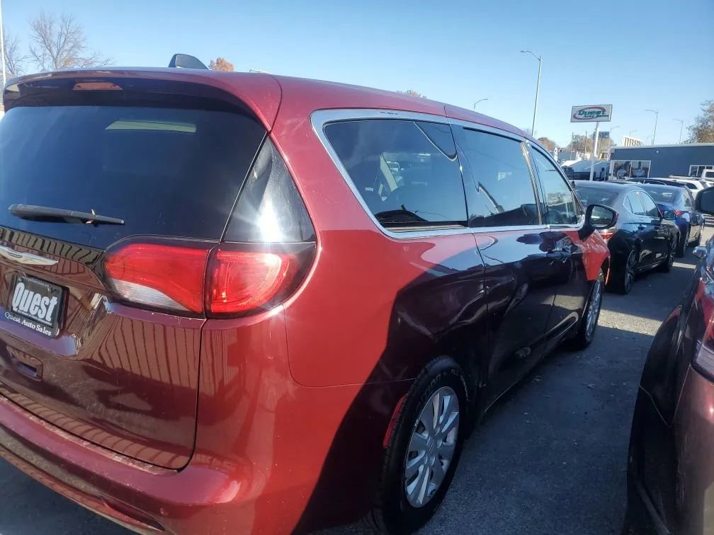 Used 2020 Chrysler Voyager L image 4