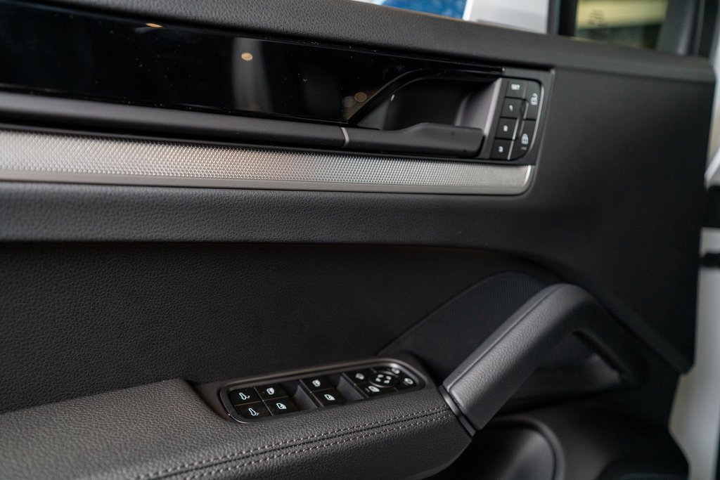 New 2025 Porsche Cayenne AWD/4WD image 17