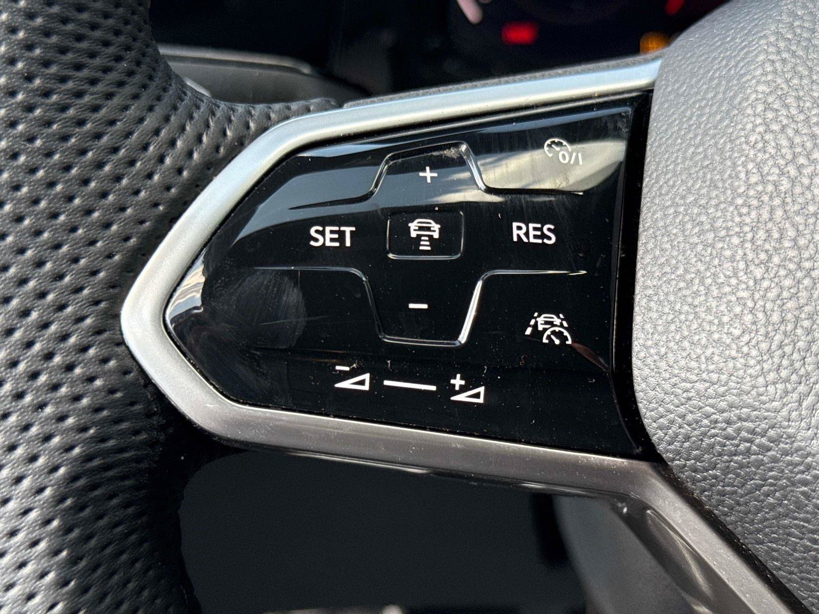 Used 2022 Volkswagen GTI SE FWD image 29