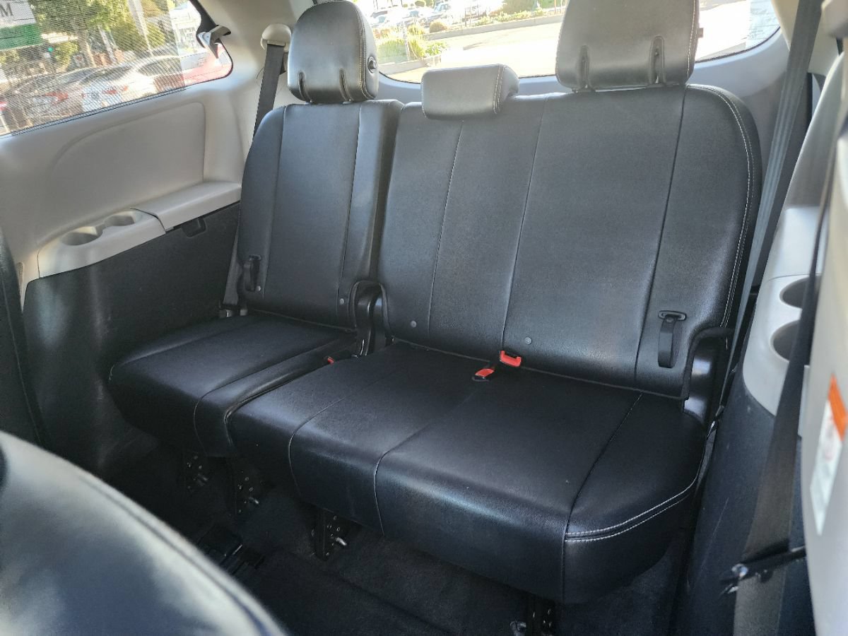 Used 2015 Toyota Sienna SE w/ SE Preferred Package FWD image 9
