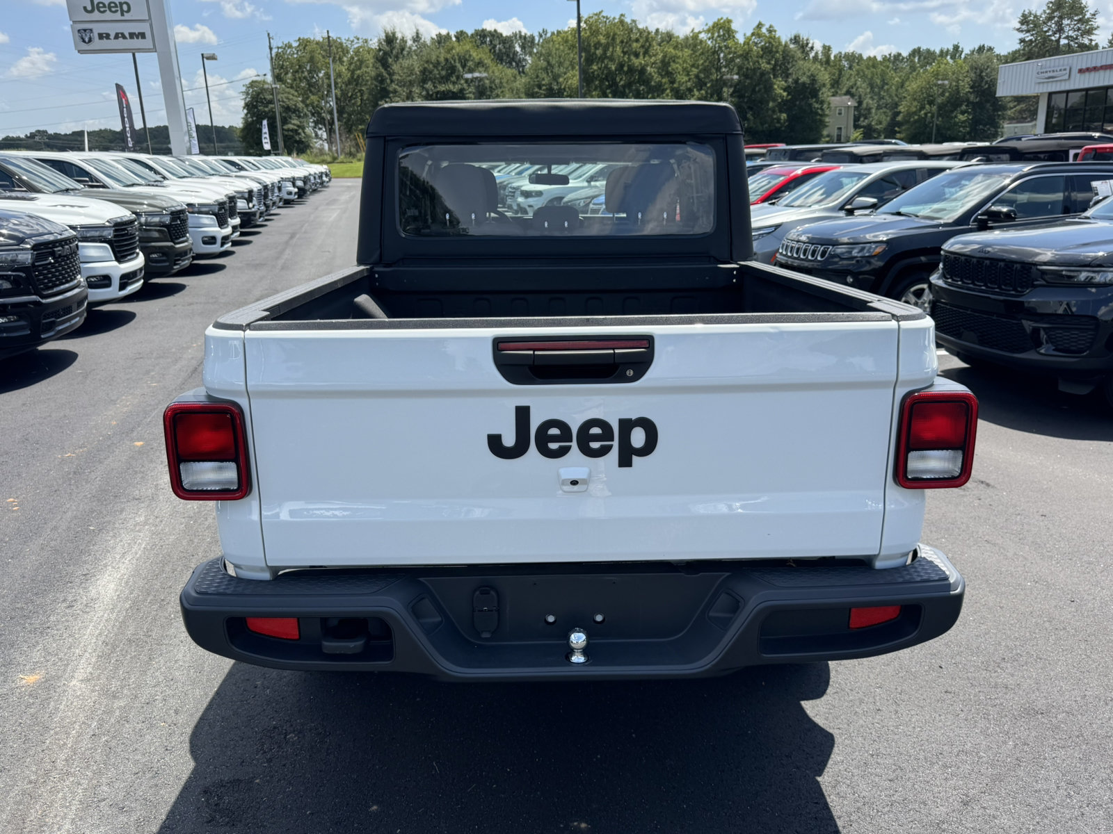 Used 2025 Jeep Gladiator Sport AWD/4WD image 6