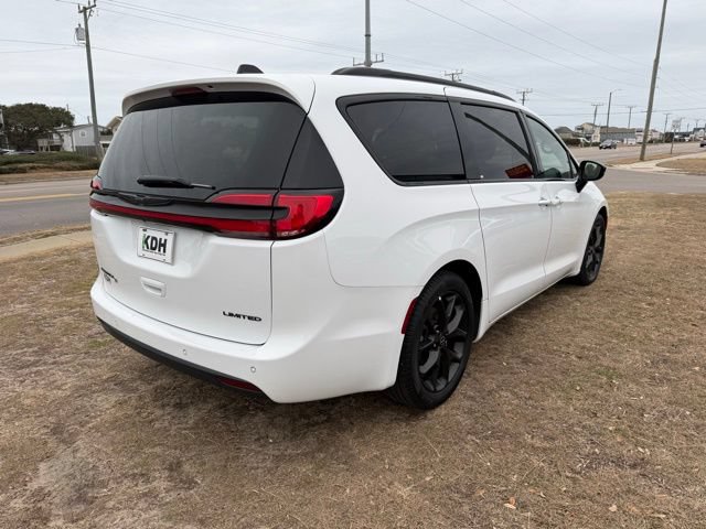 Used 2025 Chrysler Pacifica Limited FWD image 7