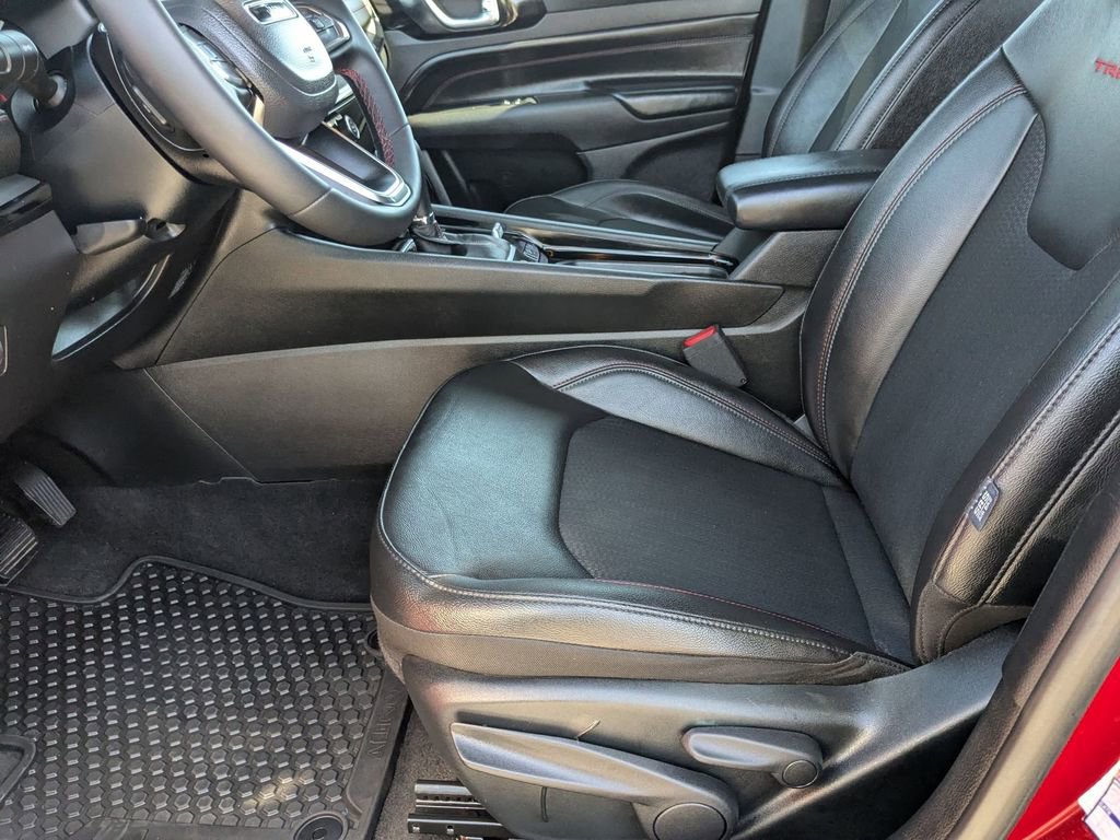 Used 2025 Jeep Compass Trailhawk image 11