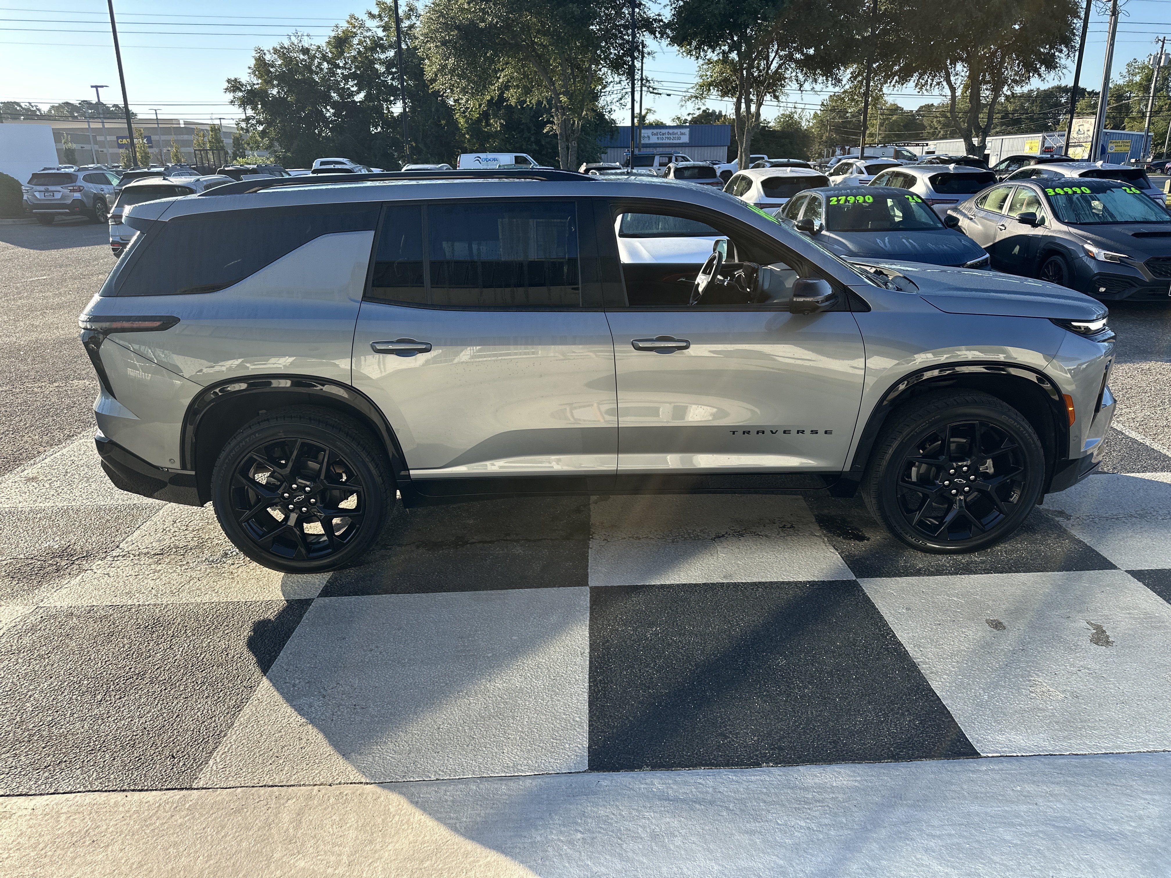 Used 2025 Chevrolet Traverse RS FWD image 3