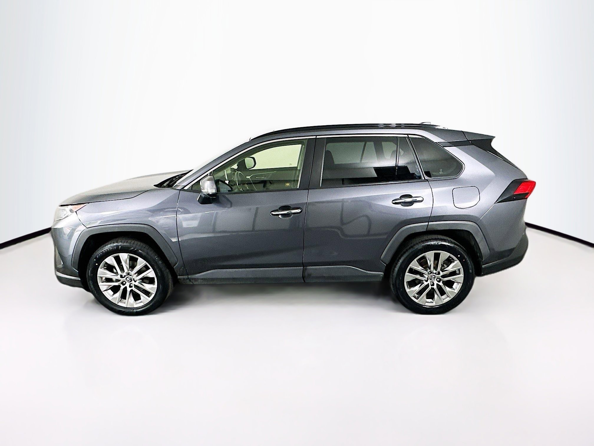 Used 2019 Toyota RAV4 Limited w/ Advanced Technology Package FWD image 4