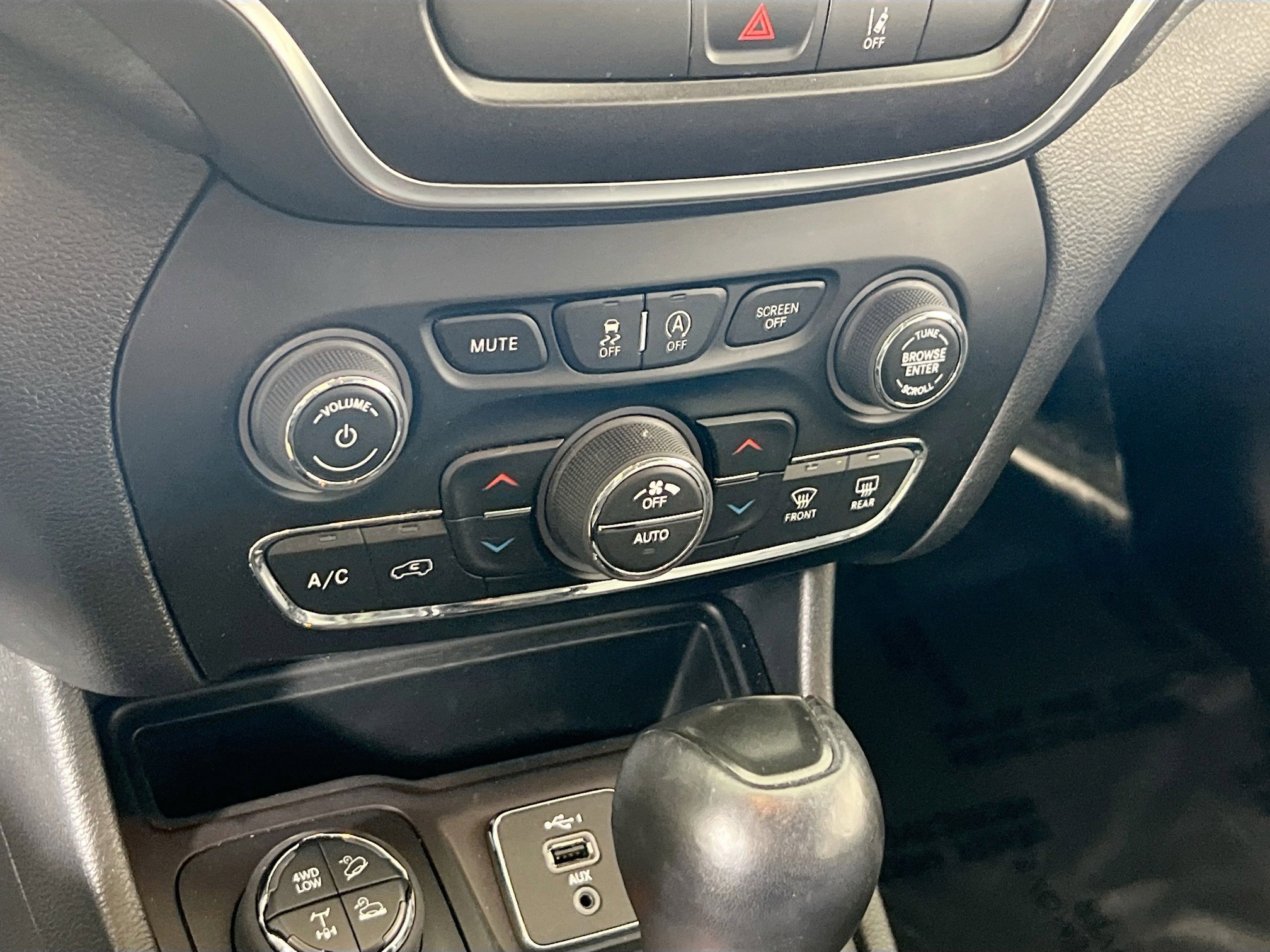 Used 2022 Jeep Cherokee Trailhawk w/ Premium Leather Package image 15