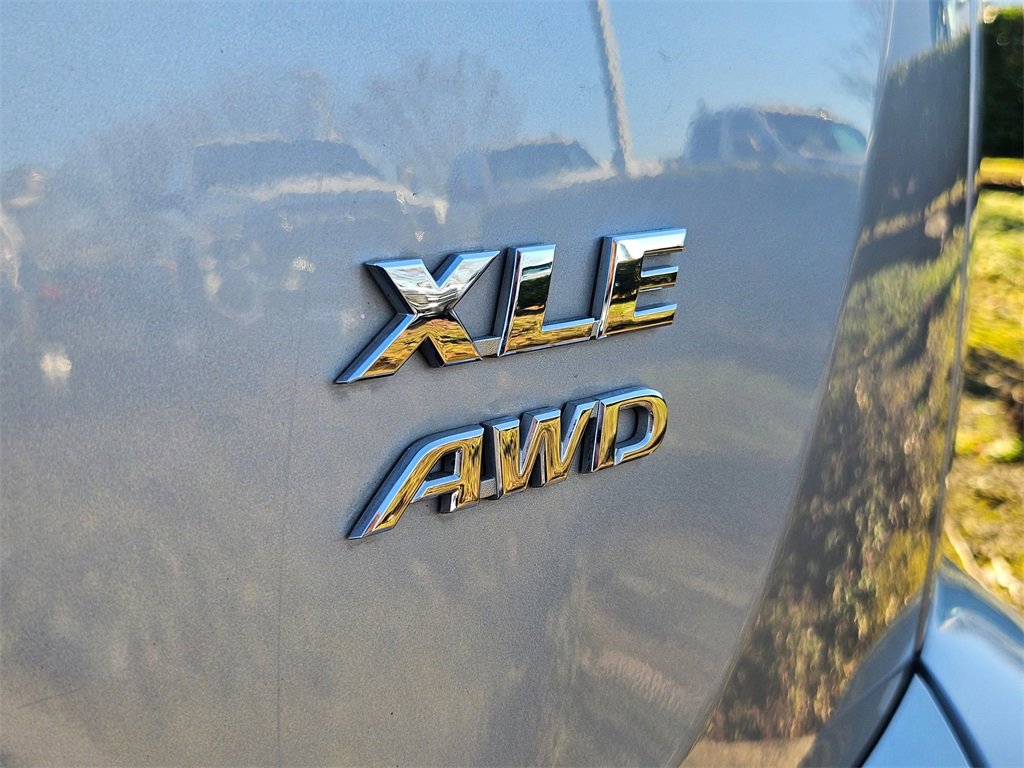 Used 2018 Toyota RAV4 XLE image 31