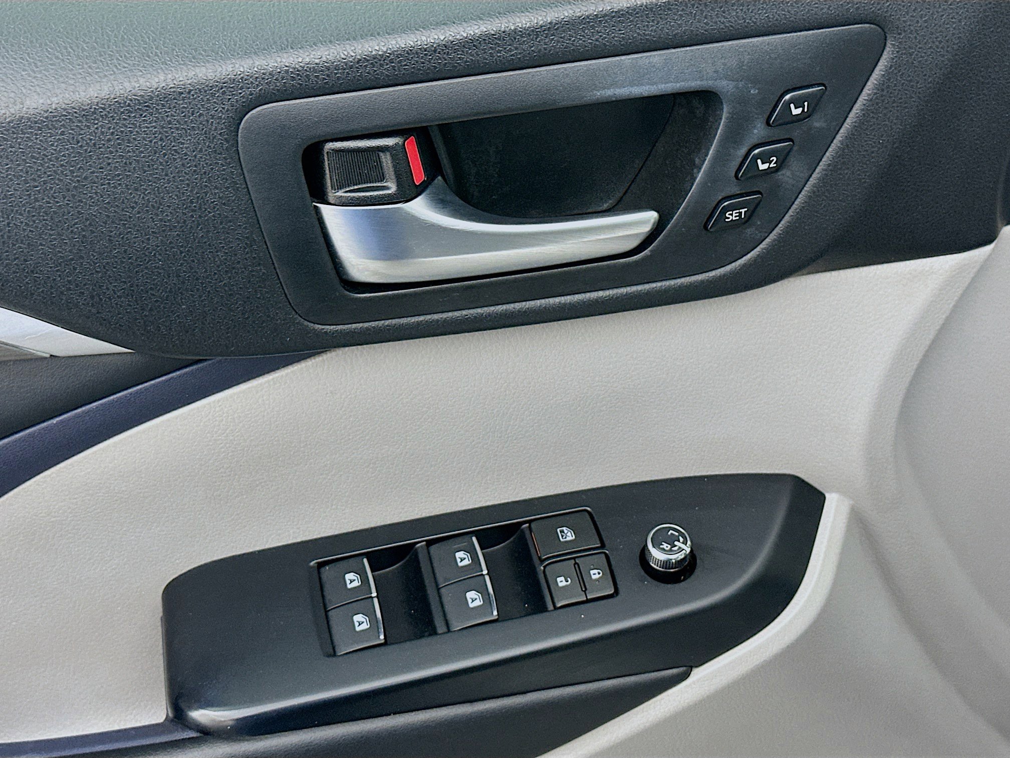 Used 2019 Toyota Highlander Limited FWD image 15