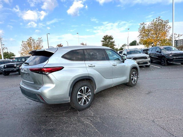 Used 2021 Toyota Highlander XLE FWD image 13