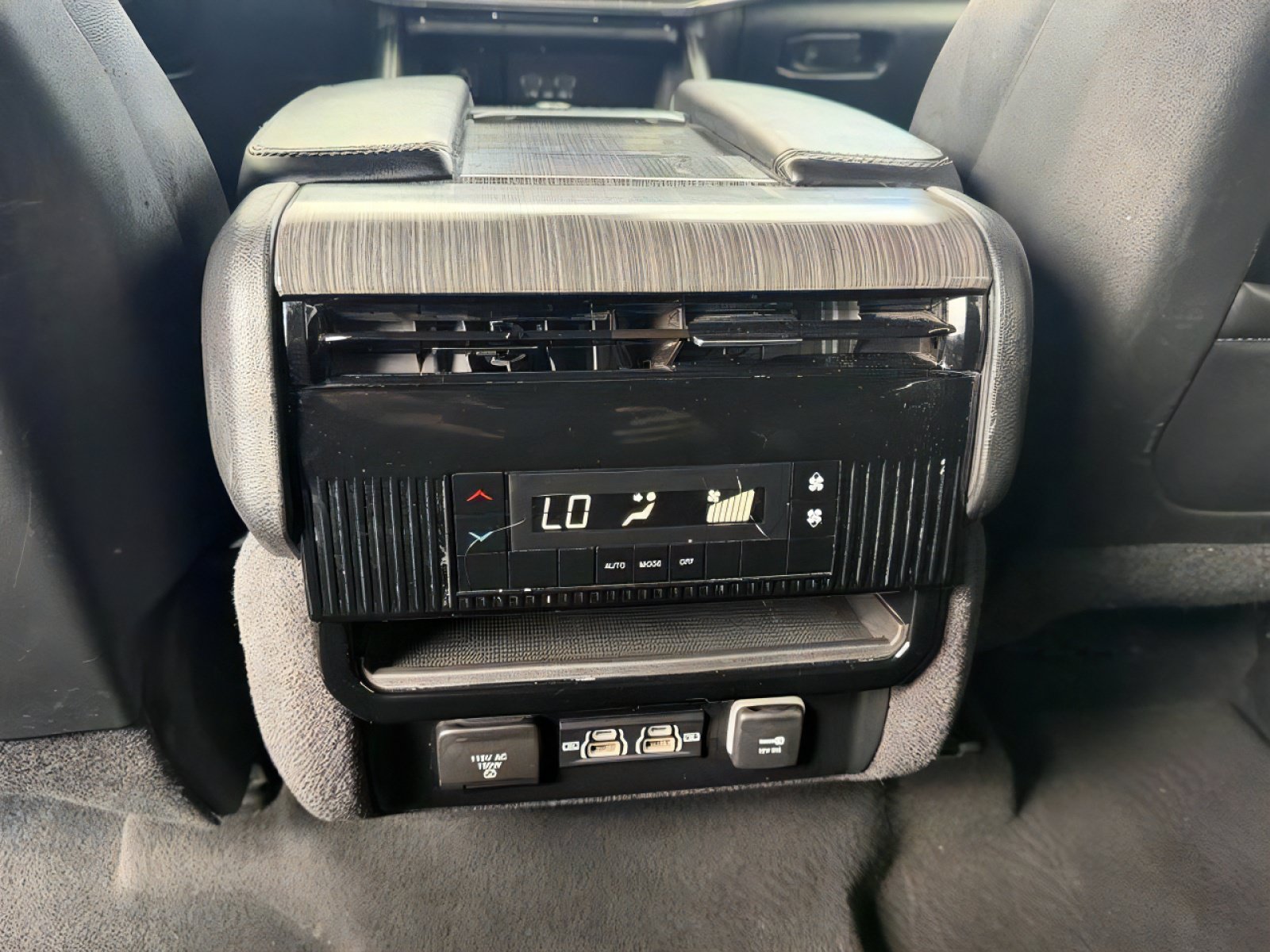 Used 2024 Jeep Wagoneer Series II w/ Flexible Seating Group RWD image 19