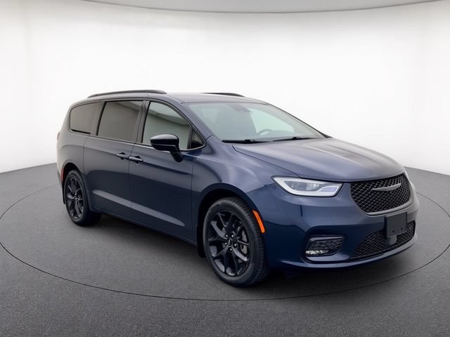 Used 2023 Chrysler Pacifica Limited w/ Uconnect Theater Family Group AWD/4WD image 8