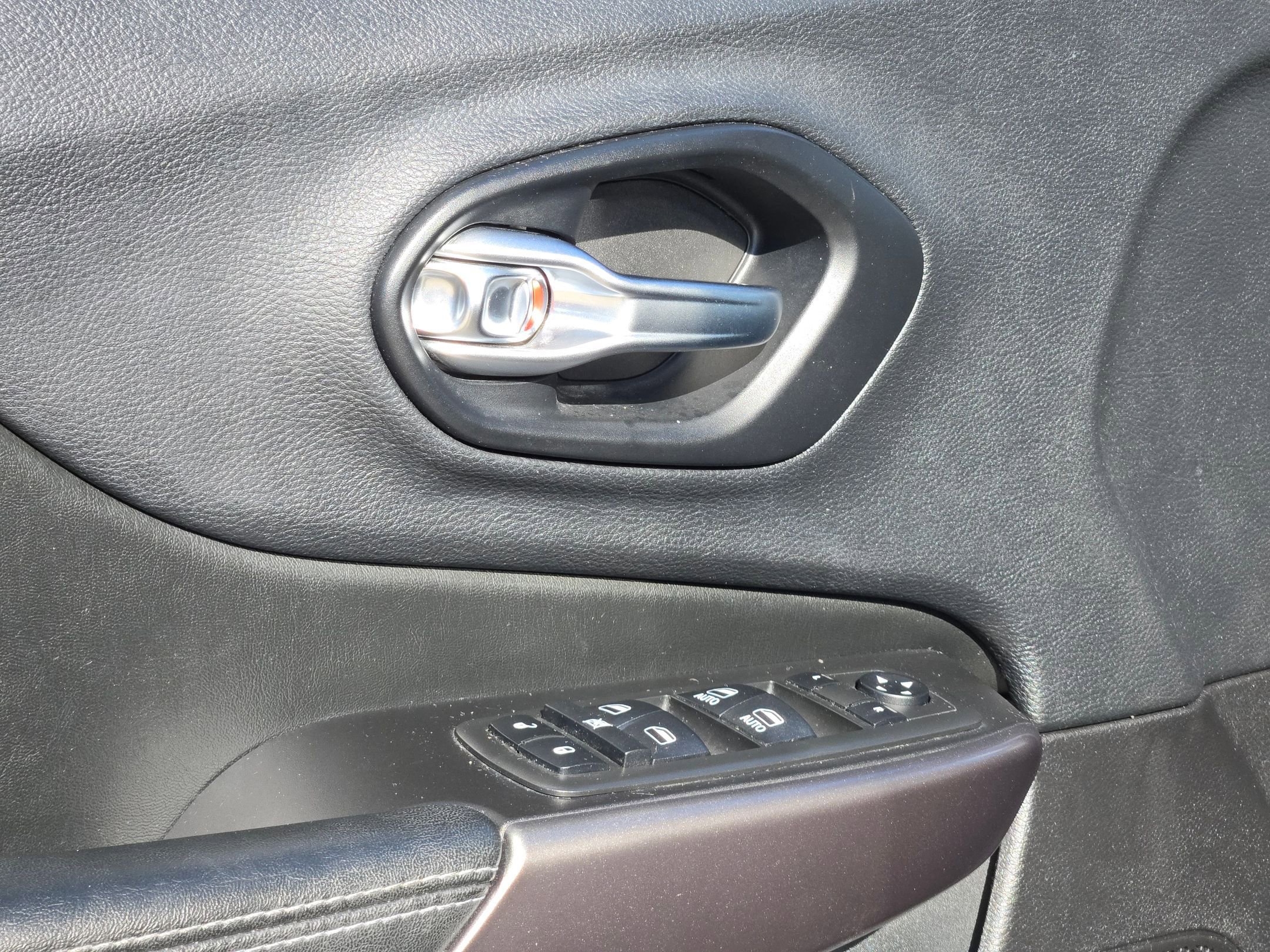 Used 2019 Jeep Cherokee Latitude Plus FWD image 12