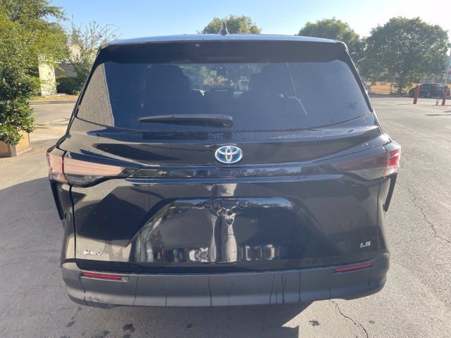 Used 2025 Toyota Sienna LE FWD image 5