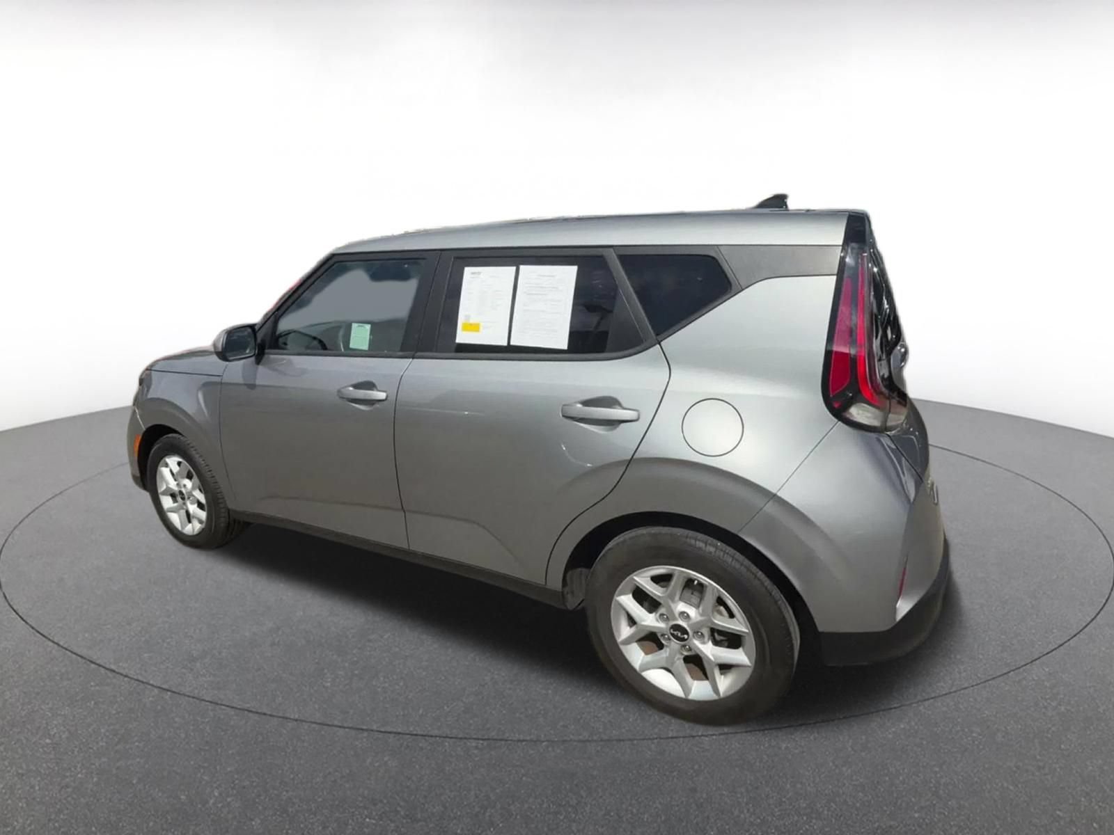 Used 2025 Kia Soul LX w/ LX Technology Package FWD image 8