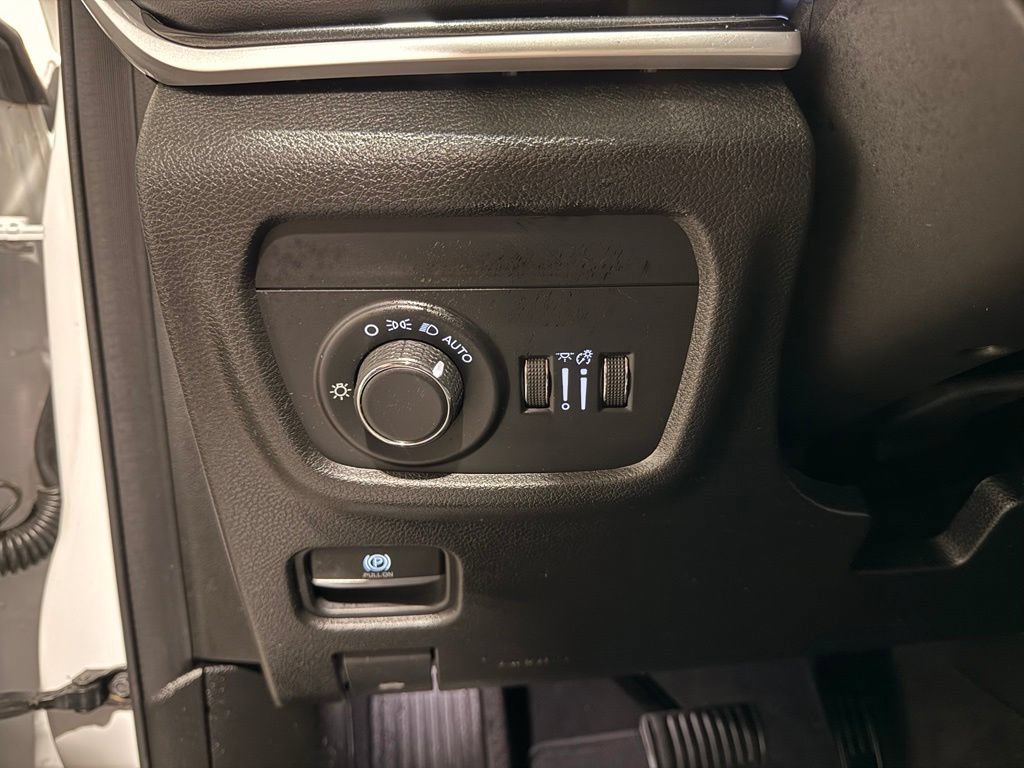 Used 2021 Jeep Grand Cherokee L Laredo RWD image 16