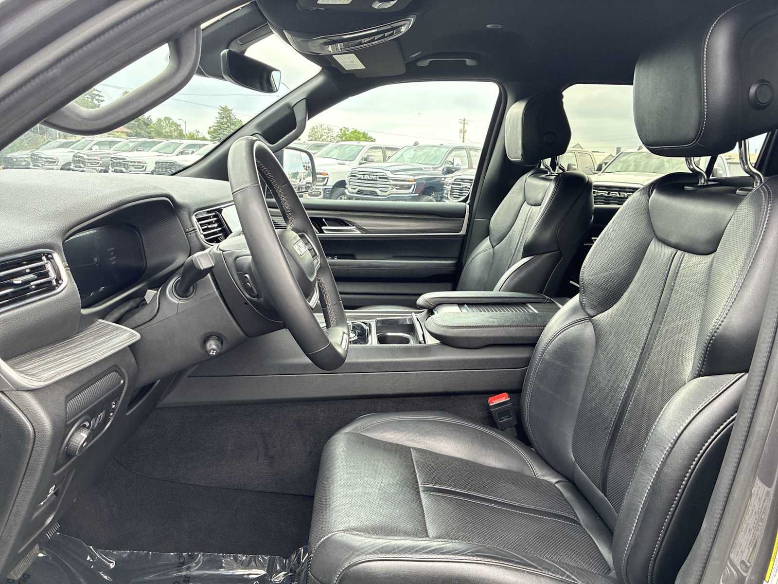 Certified 2024 Jeep Wagoneer L Series III w/ Flexible Seating Group AWD/4WD image 13