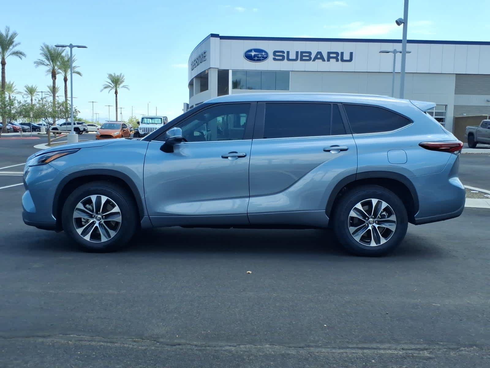 Used 2024 Toyota Highlander XLE FWD image 4