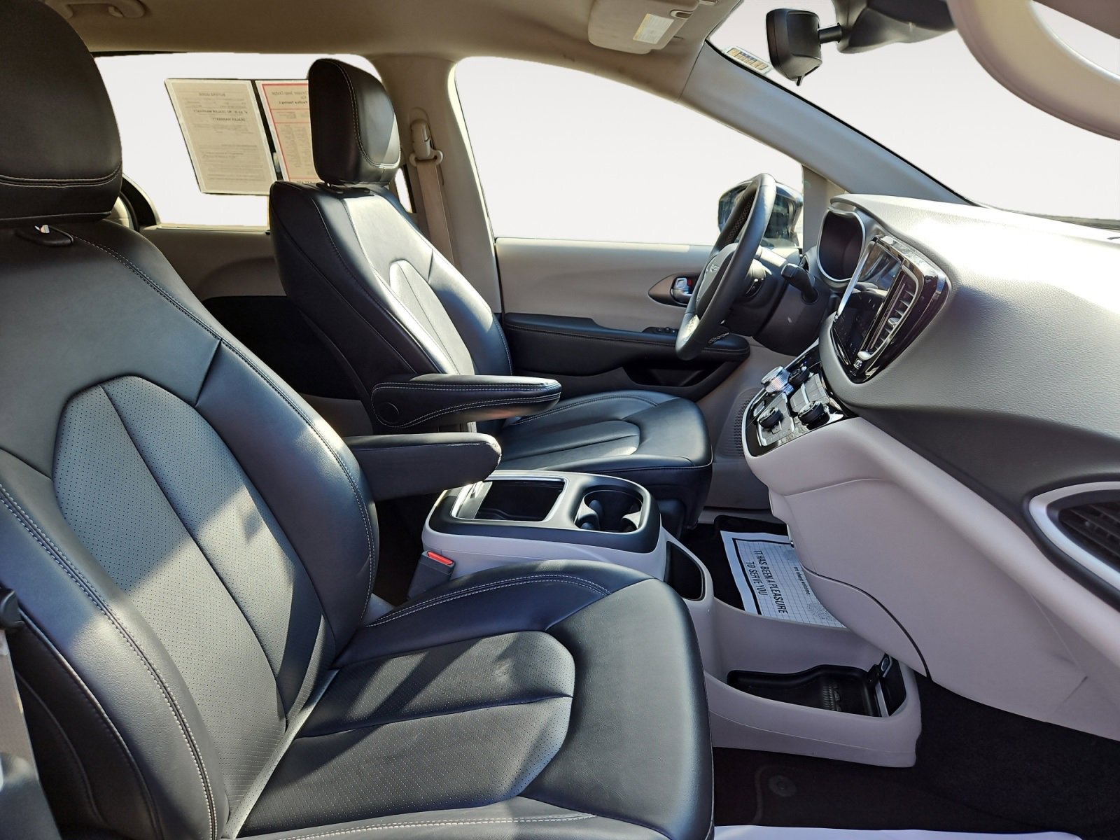 Used 2024 Chrysler Pacifica Touring-L image 15