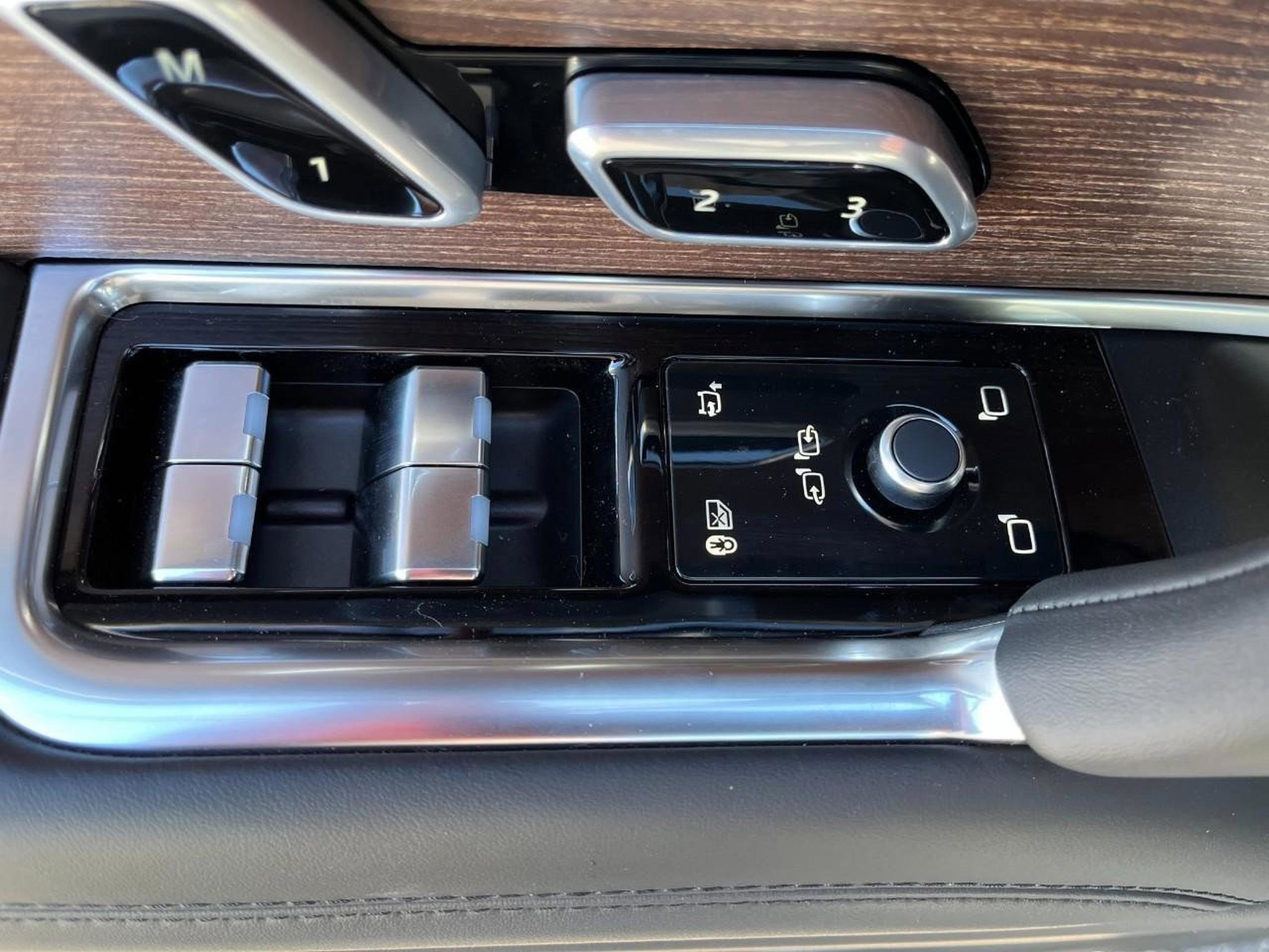 New 2025 Land Rover Range Rover SE image 31