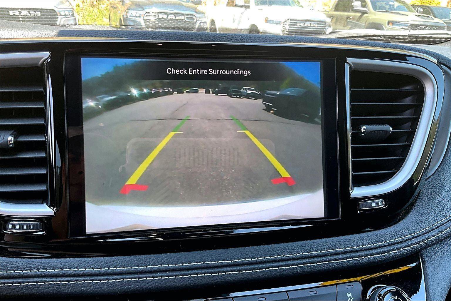 Used 2025 Chrysler Pacifica Select image 22