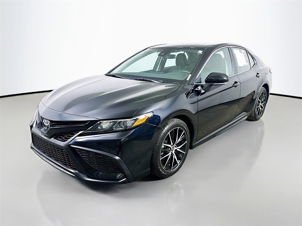 Used 2024 Toyota Camry SE image 3
