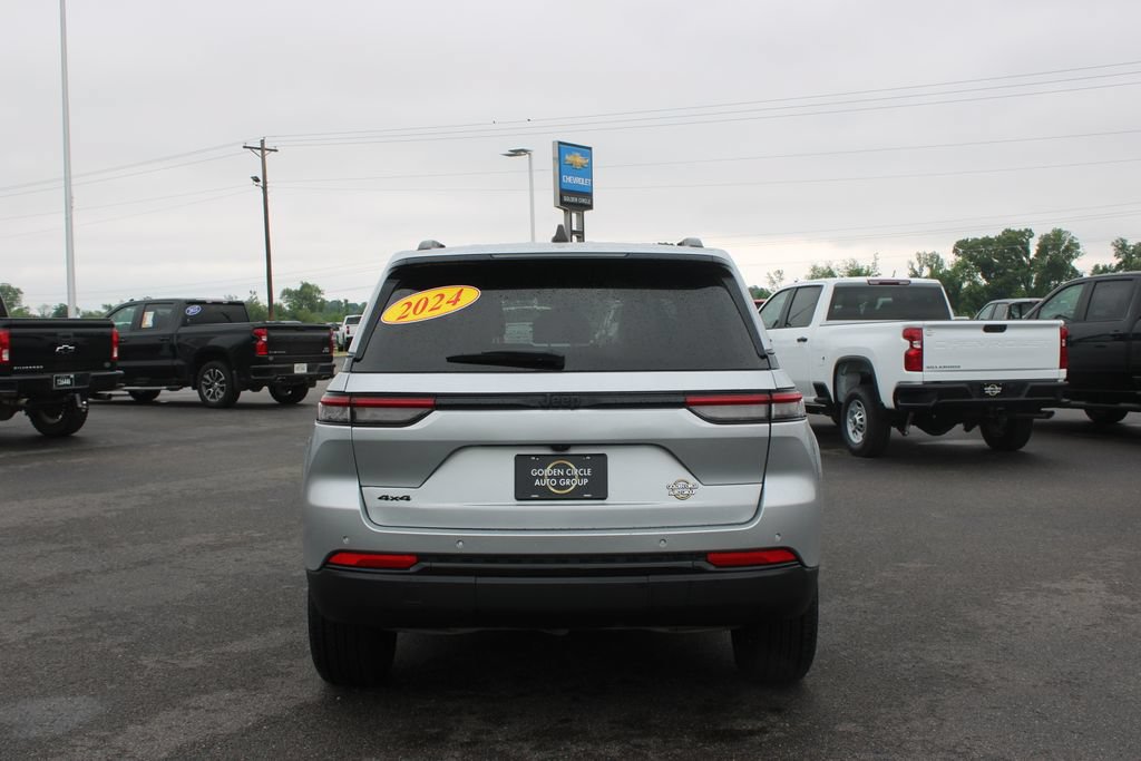 Used 2024 Jeep Grand Cherokee Altitude AWD/4WD image 8