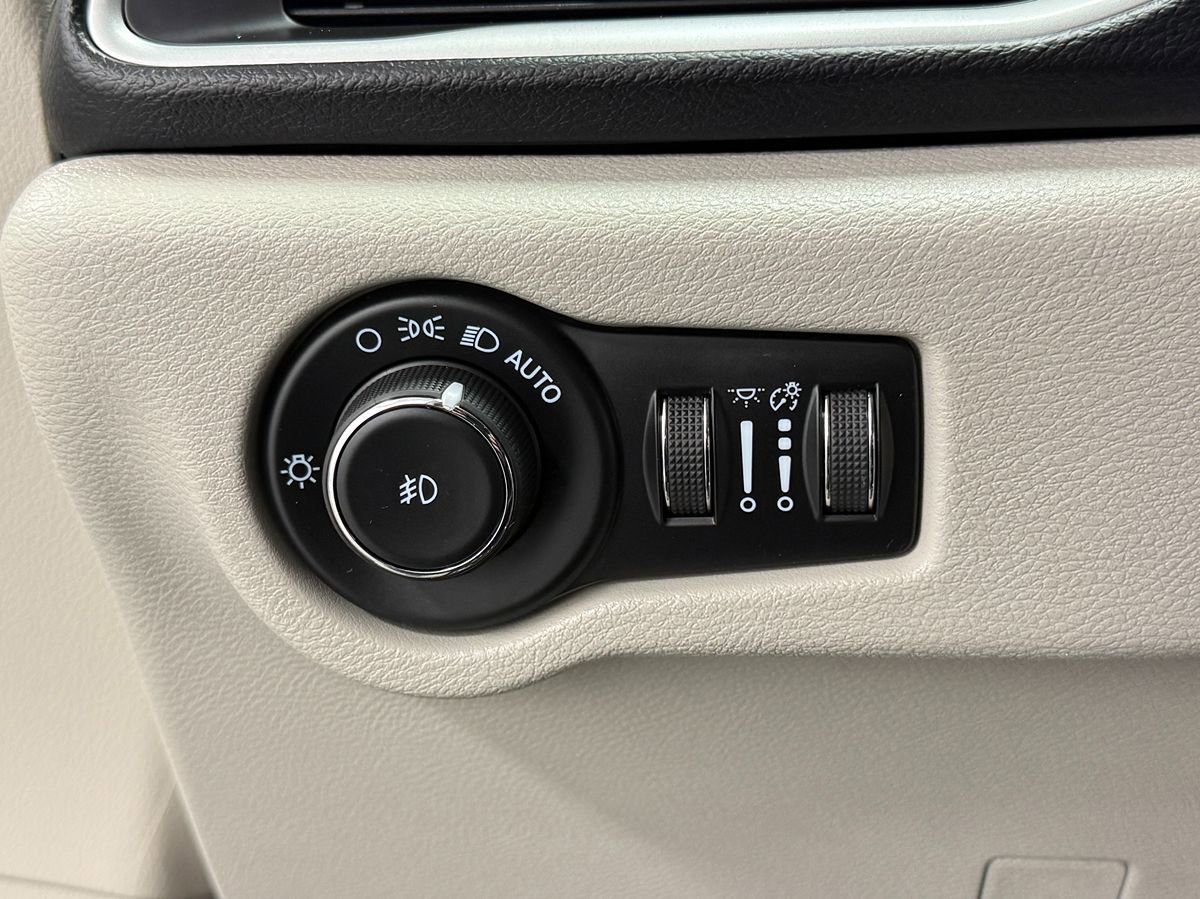 Used 2022 Chrysler Pacifica Touring-L image 19
