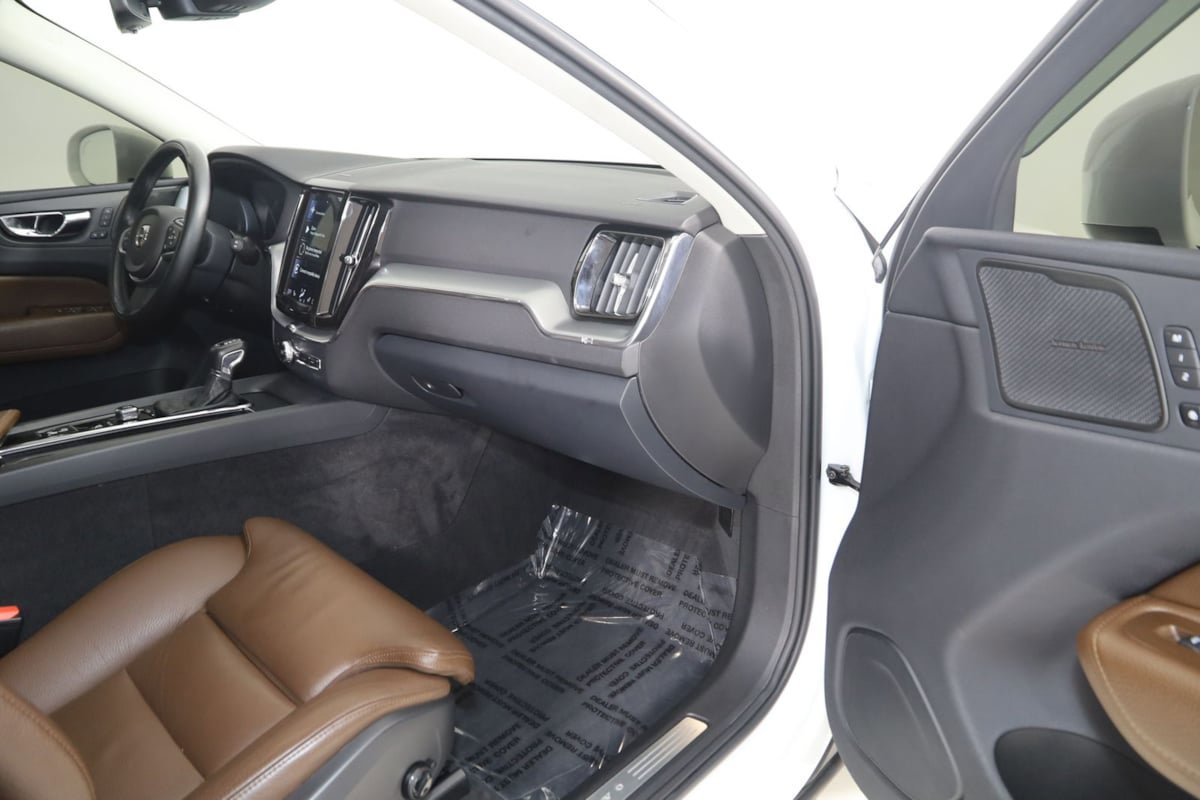 Used 2019 Volvo XC60 T5 Momentum w/ Multimedia Package image 43
