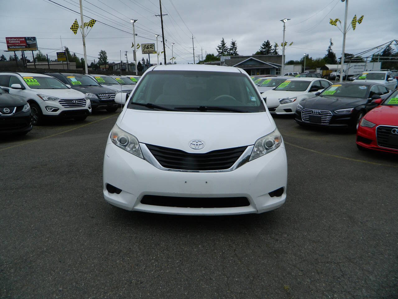 Used 2013 Toyota Sienna LE FWD image 3