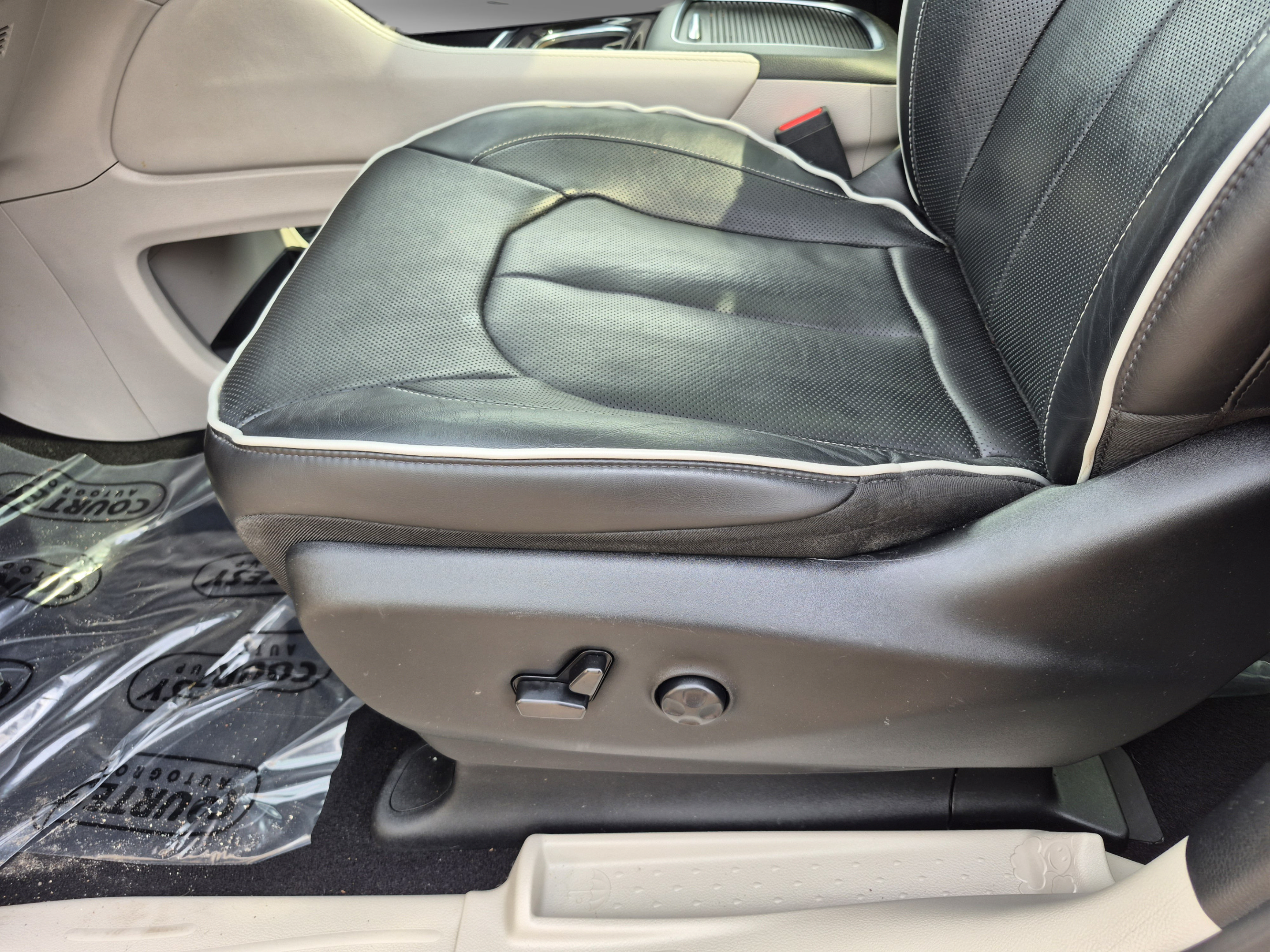 Used 2023 Chrysler Pacifica Limited FWD image 22