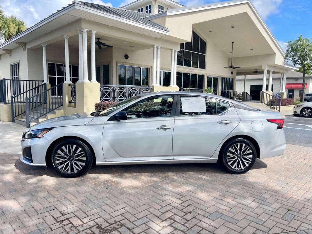 Used 2024 Nissan Altima 2.5 SV image 2