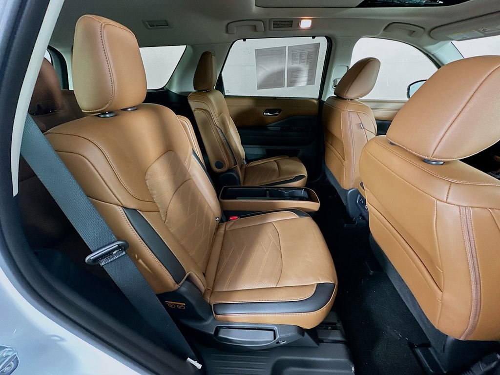 Certified 2025 Nissan Pathfinder Platinum AWD/4WD image 38