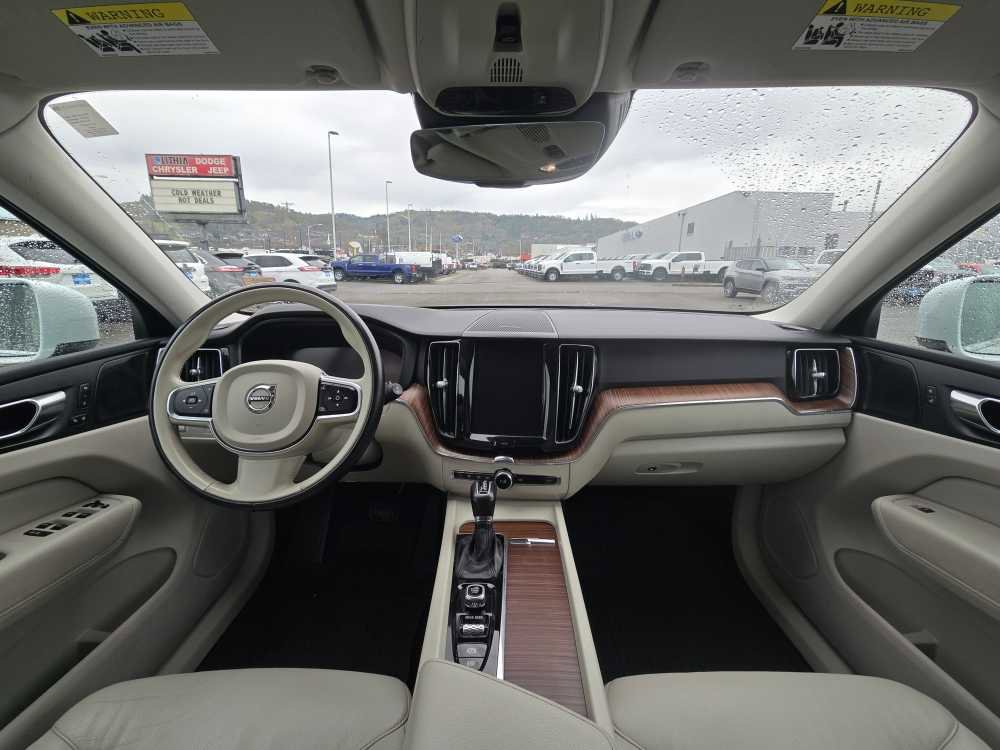 Used 2021 Volvo XC60 T5 Momentum w/ Advanced Package image 15