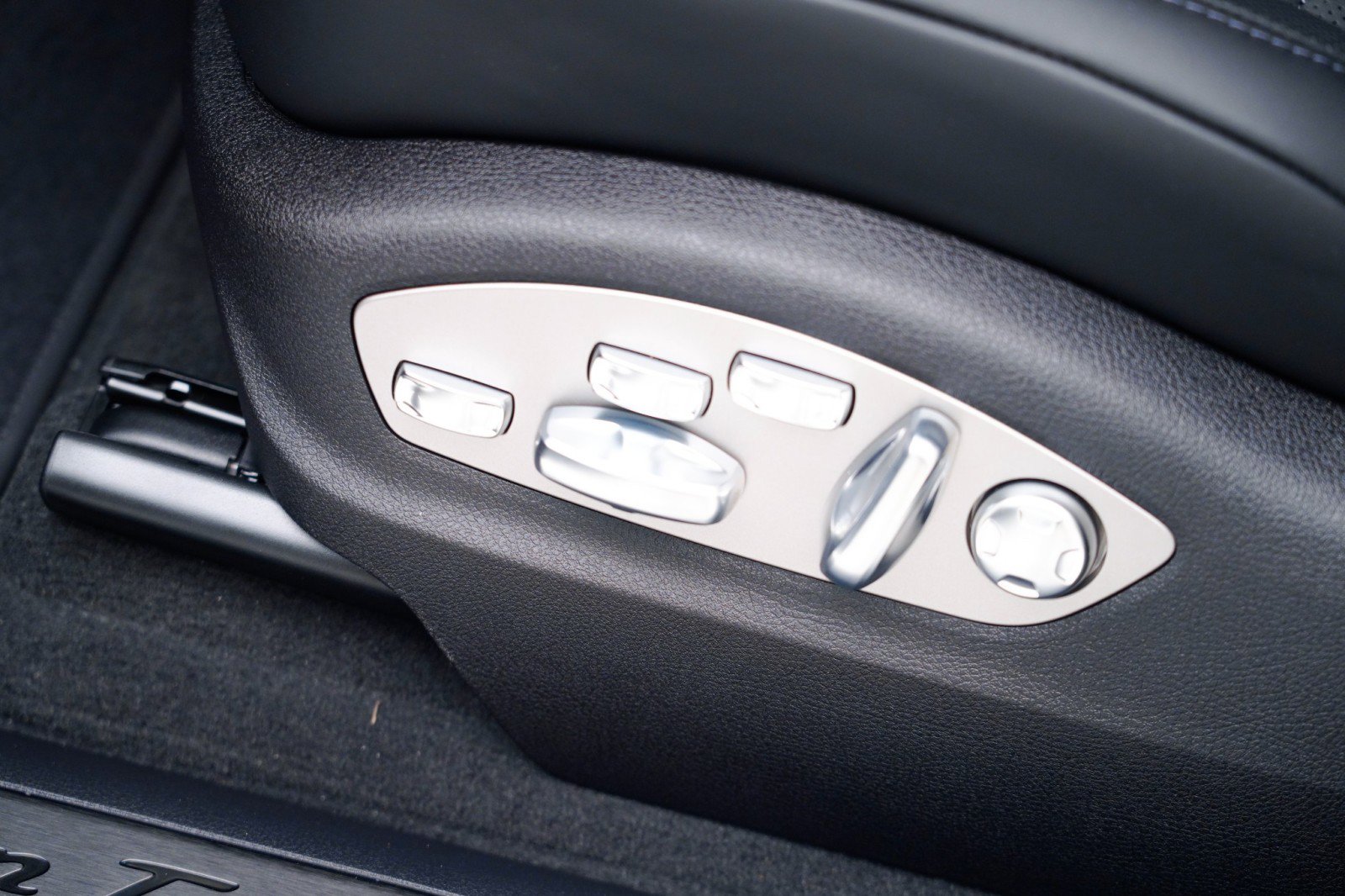 New 2026 Porsche Macan Turbo image 16