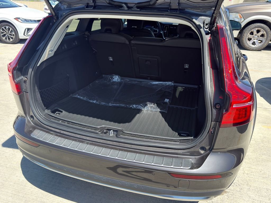 Used 2023 Volvo V60 B5 Cross Country Ultimate w/ Climate Package image 7