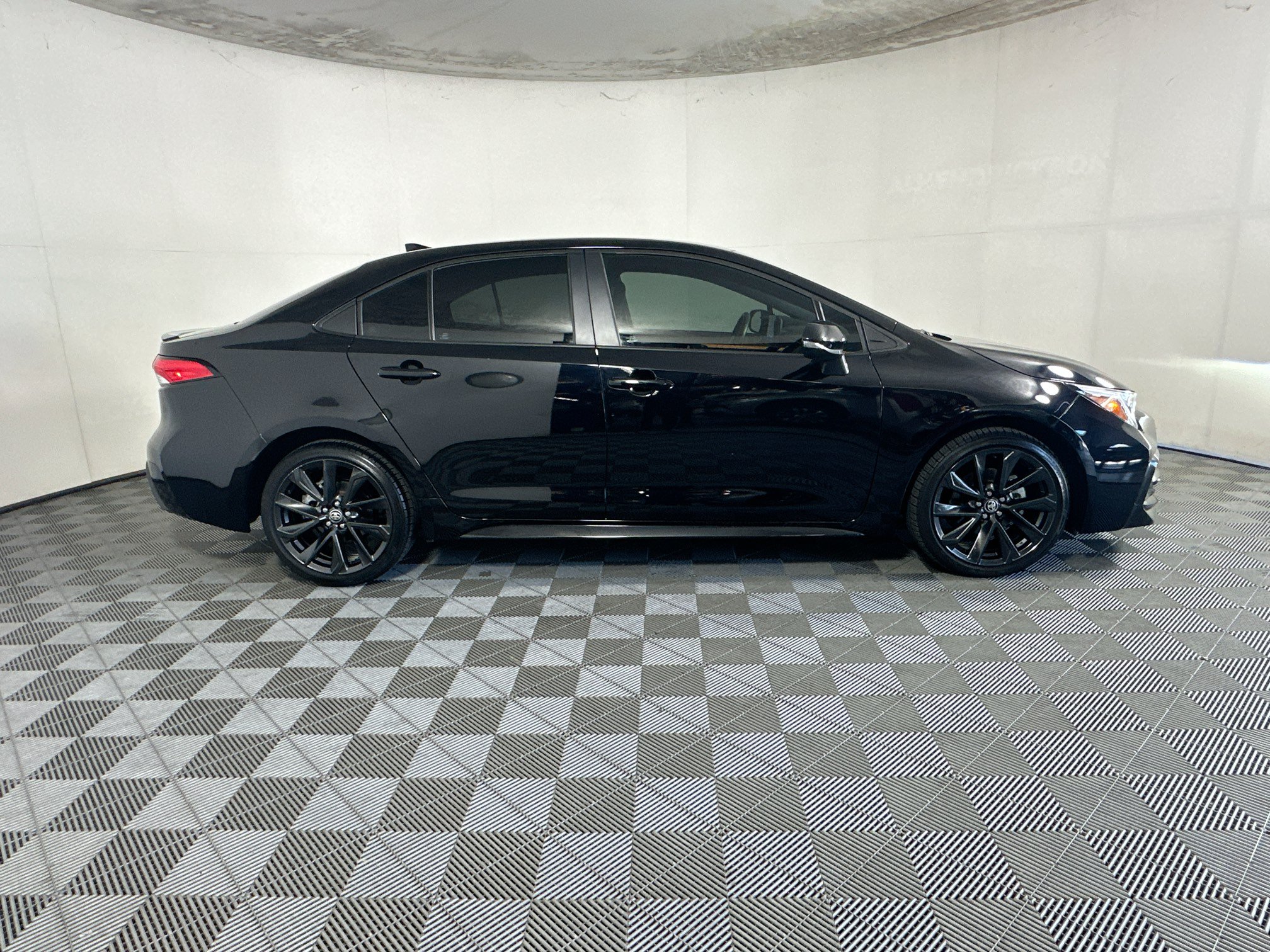 Used 2023 Toyota Corolla SE FWD image 2