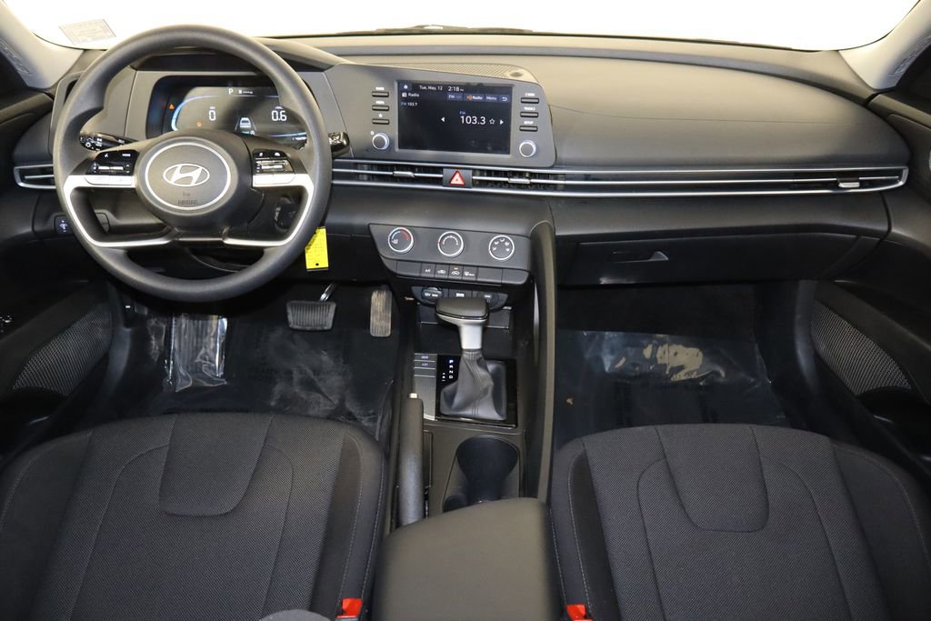Used 2025 Hyundai Elantra SE FWD image 13