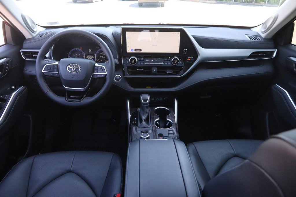 Used 2025 Toyota Highlander Platinum AWD/4WD image 26