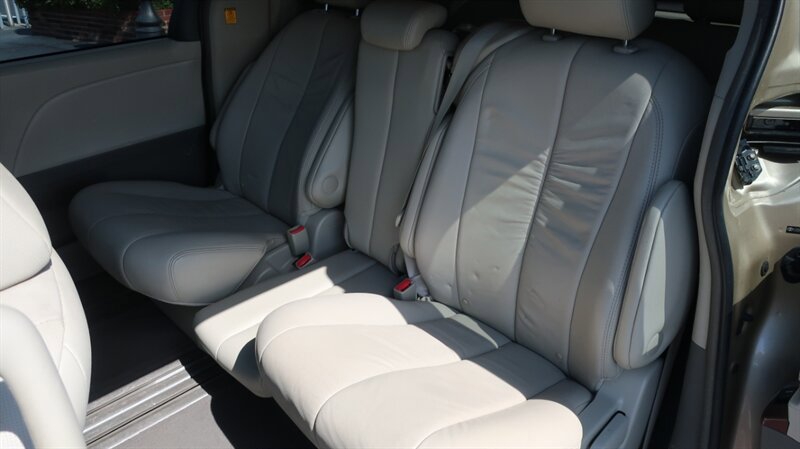 Used 2011 Toyota Sienna XLE w/ Premium Pkg FWD image 34