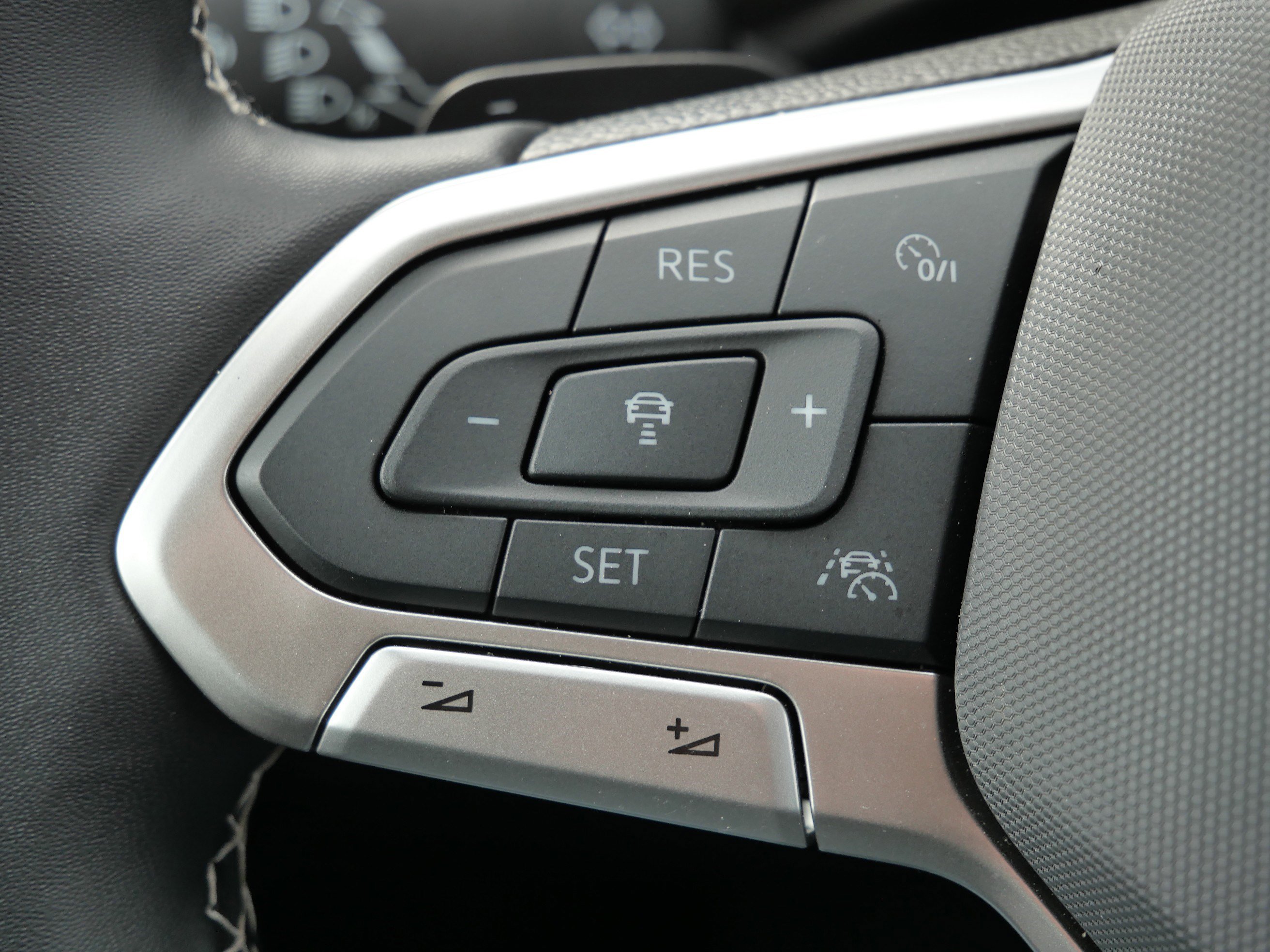 Certified 2025 Volkswagen Atlas SE image 33