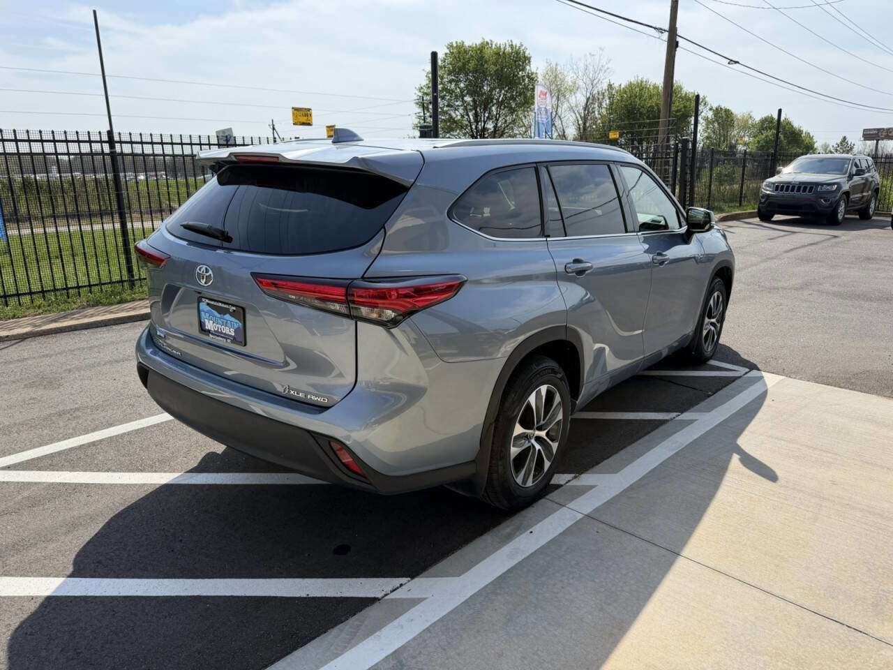 Used 2022 Toyota Highlander XLE image 6