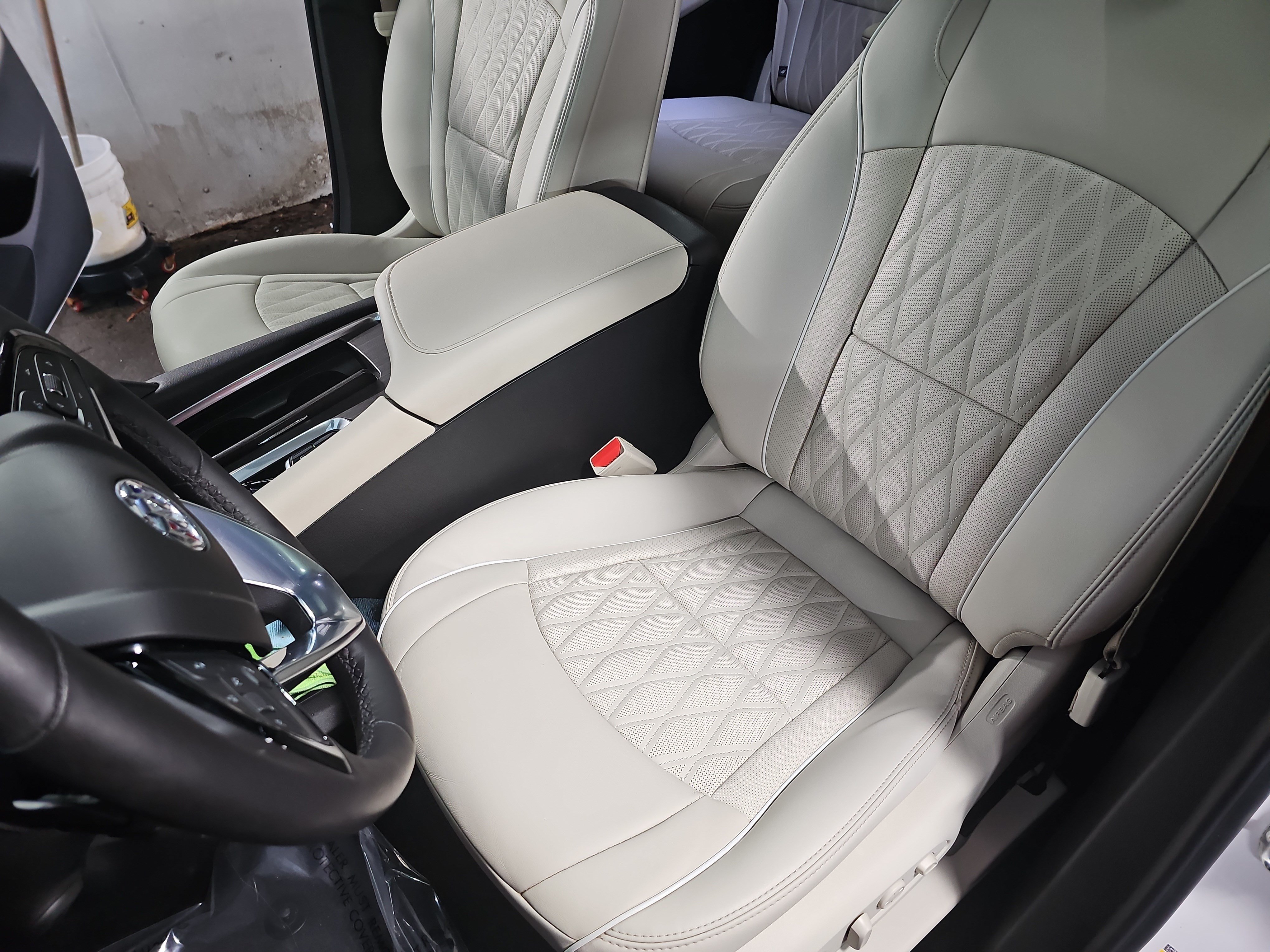 Used 2022 Buick Enclave Avenir w/ Avenir Technology Package FWD image 17