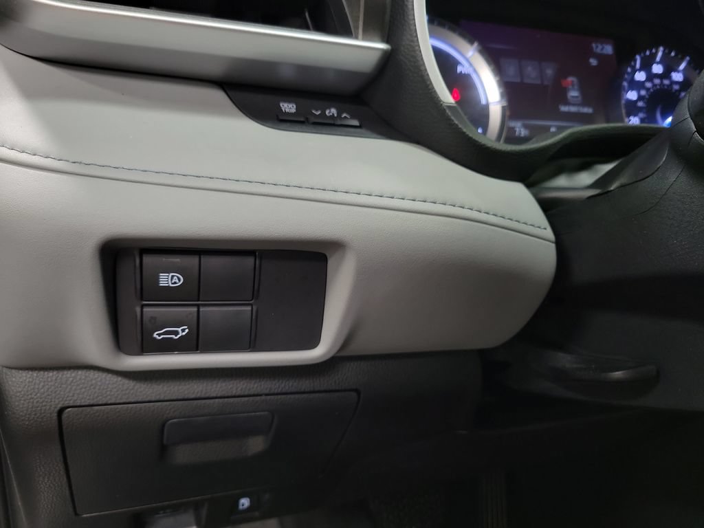 Used 2023 Toyota Highlander XLE AWD/4WD image 25