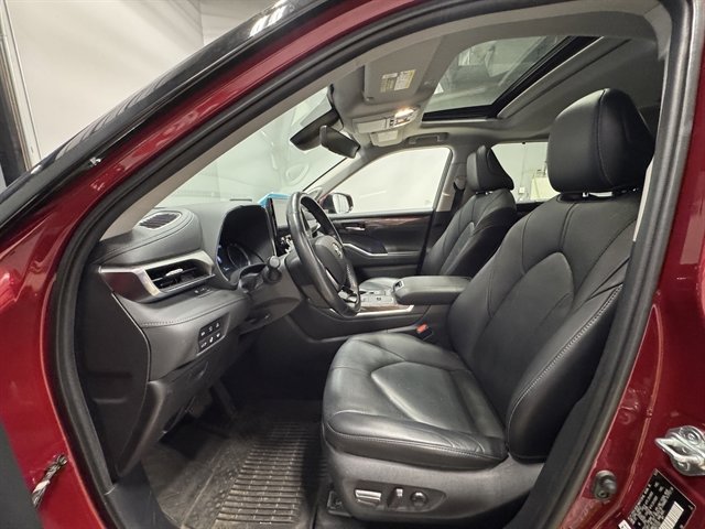 Used 2021 Toyota Highlander Limited AWD/4WD image 19