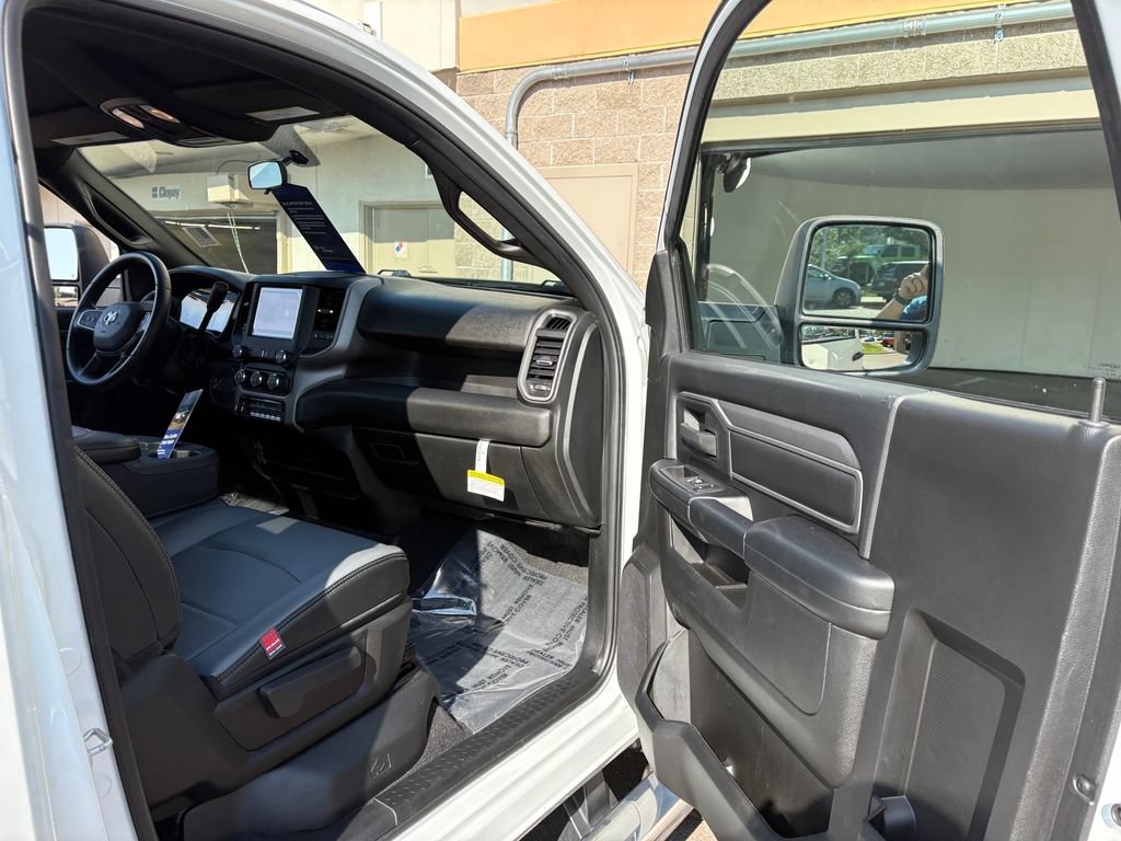 Used 2024 RAM 3500 Tradesman w/ Chrome Appearance Group AWD/4WD image 28