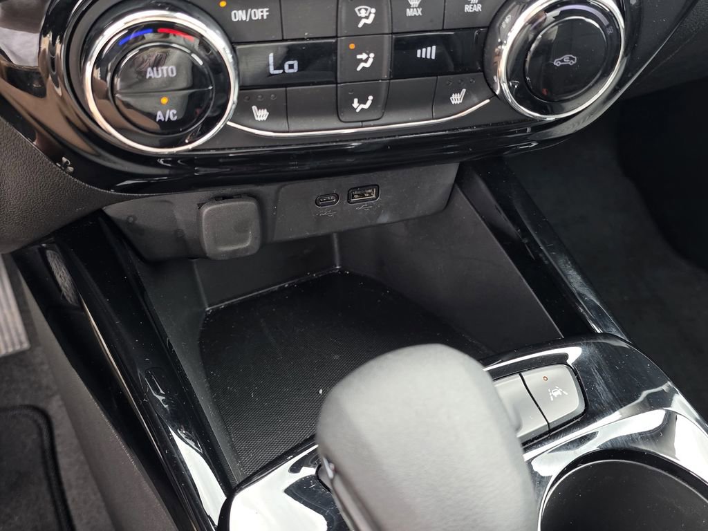 Used 2025 Chevrolet Trax LT w/ LT Convenience Package FWD image 19